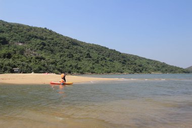 Hoi Ha Wan, dağın her yerinde çalılar ve bir körfez. 3 Ekim 2013