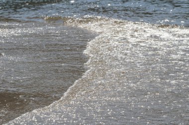 Plajın soyut kumu ve yumuşak dalga arkaplanı