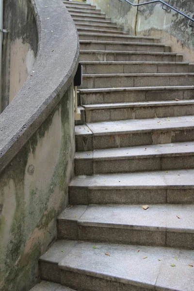 老楼梯台阶 螺旋形楼梯 — 图库照片