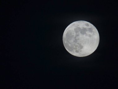 Dolunay, dolunay kara arka planda izole edilmiş..