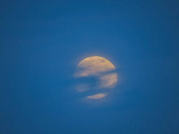 Luna Llena Aislada Sobre Fondo Azul —  Fotos de Stock