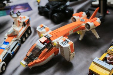 24 Kasım 2013 Fikrin eğlencesi, plastik tuğla ile yapılır