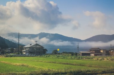 Tsuruga Japonya 'nın kırsal kesiminde. 30 Ekim 2013 Treni 'nde görünüm