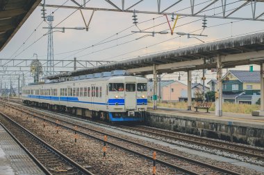 Toyama 'daki Shinuozu İstasyonu' nun manzarası, 30 Ekim 2013