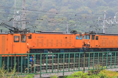 Japonya 'nın Kurobe Vadisi' nde bir tramvay treni. Kurobe Gorge Demiryolu. 30 Ekim 2013