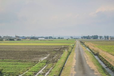 Japonya 'daki tren penceresinden görünen manzara.