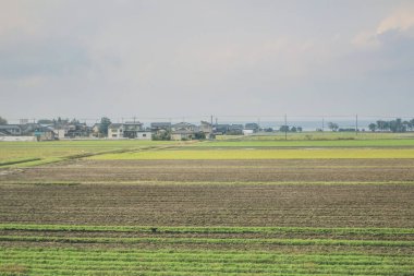 Japonya 'daki tren penceresinden görünen manzara.