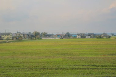 Japonya 'daki tren penceresinden görünen manzara.
