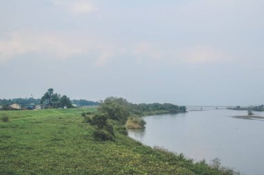 Japonya 'daki tren penceresinden görünen manzara.