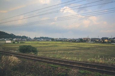 Japonya 'daki tren penceresinden görünen manzara.