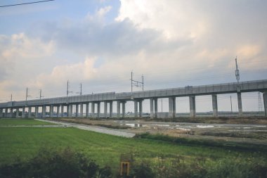 Japonya 'daki tren penceresinden görünen manzara.