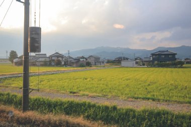 Japonya 'daki tren penceresinden görünen manzara.