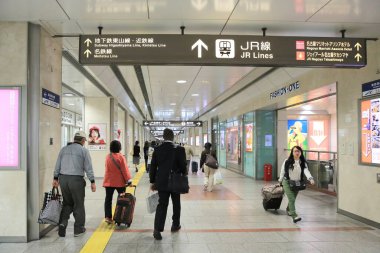 Nagoya İstasyonu 'ndaki Gezginler, 29 Ekim 2013 gecesi