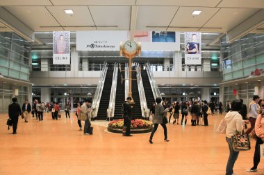 Nagoya İstasyonu 'ndaki Gezginler, 29 Ekim 2013 gecesi