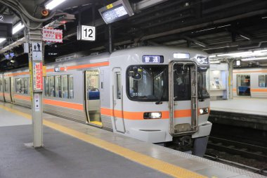 Nagoya İstasyonu 'ndaki tren 29 Ekim 2013' te bekliyor.