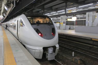 Nagoya İstasyonu 'ndaki tren 29 Ekim 2013' te bekliyor.