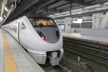 Nagoya İstasyonu 'ndaki tren 29 Ekim 2013' te bekliyor.