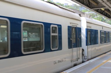 Gündüz vakti tren istasyonunda yolcu treni., hk 12 Ekim 2013