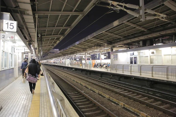 駅ホームでの新幹線2013年10月29日 — ストック写真