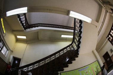 Bir merdiven, kampüsün içi, ahşap merdiven.