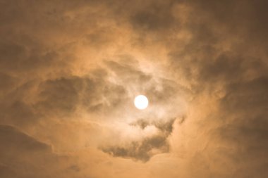 Günbatımı gökyüzü, bulutların arasından parlayan güneş manzaralı gökyüzü