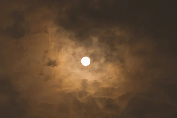 Закат Неба Солнце Сияющее Сквозь Облака Сценического Неба — стоковое фото