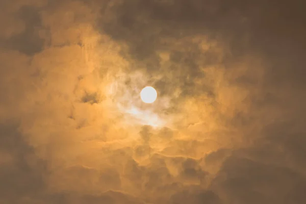 Zachód Słońca Niebo Słońce Świecące Przez Chmury Malownicze Niebo — Zdjęcie stockowe