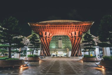 Tsuzumimon, JR Kanazawa İstasyonu 'nun doğu girişinde 30 Ekim 2013' te kurulmuştur.