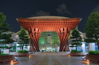 Tsuzumimon, JR Kanazawa İstasyonu 'nun doğu girişinde 30 Ekim 2013' te kurulmuştur.