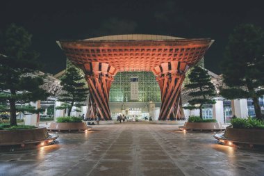Tsuzumimon, JR Kanazawa İstasyonu 'nun doğu girişinde 30 Ekim 2013' te kurulmuştur.