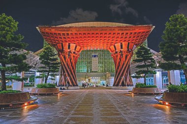 Tsuzumimon, JR Kanazawa İstasyonu 'nun doğu girişinde 30 Ekim 2013' te kurulmuştur.