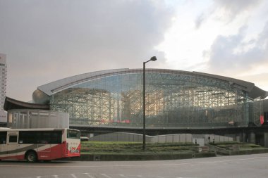 Kanazawa İstasyonu modern mimarisi. Shinkansen, Japonya 30 Ekim 2013