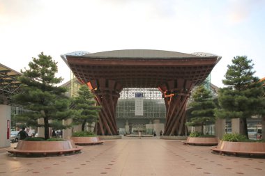 Kanazawa İstasyonu Ahşap Kapı Yapısı, Japonya 30 Ekim 2013