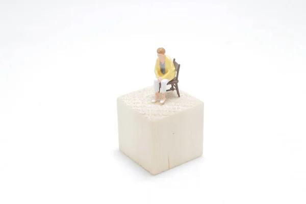 Figura Sentar Sozinho Cadeira Cubo Madeira — Fotografia de Stock