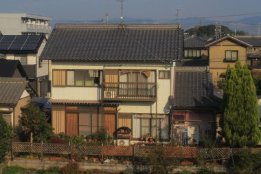 Japonya kırsalının manzarası. 30 Ekim 2013 Treni 'nde görünüm