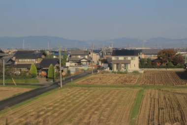 Japonya kırsalının manzarası. 30 Ekim 2013 Treni 'nde görünüm