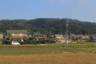 Japonya kırsalının manzarası. 30 Ekim 2013 Treni 'nde görünüm