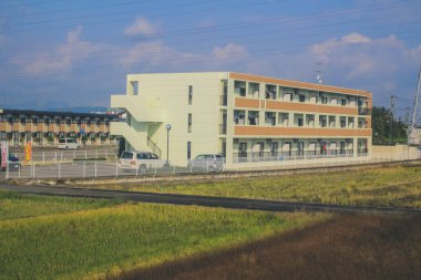 Japonya kırsalının manzarası. 30 Ekim 2013 Treni 'nde görünüm