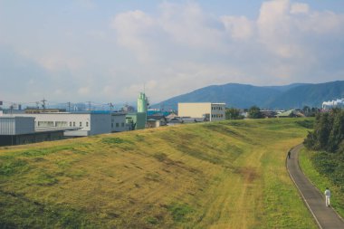 Japonya kırsalının manzarası. 30 Ekim 2013 Treni 'nde görünüm