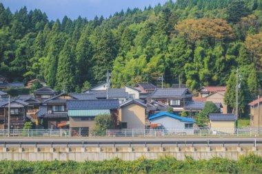 Japonya kırsalının manzarası. 30 Ekim 2013 Treni 'nde görünüm