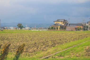 Japonya kırsalının manzarası. 30 Ekim 2013 Treni 'nde görünüm