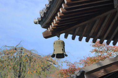 Japon çanlı Pagoda çatısı.