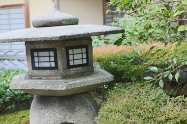 Japonya, Kyoto 'da sonbaharda Japon bahçesindeki Taş Fener.
