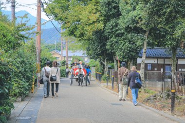 2 Kasım 2013 'te Chikurin no-michi' de kimliği belirsiz bir adam ve turist.