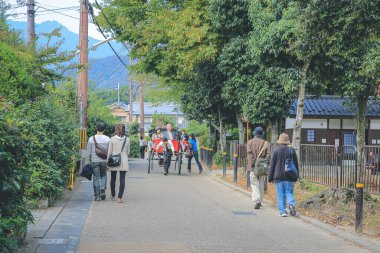 2 Kasım 2013 'te Chikurin no-michi' de kimliği belirsiz bir adam ve turist.