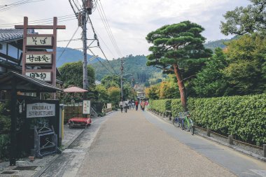 Turistler Arashiyama sokaklarında yürüyor. Kyoto 'nun kenar mahallelerinde, 2 Kasım 2013