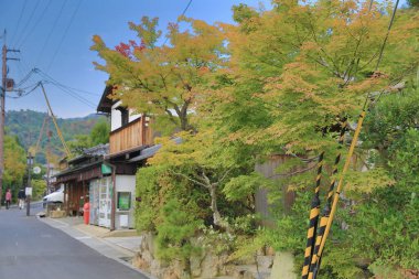 Turistler Arashiyama sokaklarında yürüyor. Kyoto, Japonya 'nın varoşlarında.