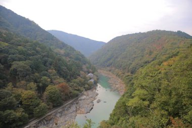 Arashiyama, Kyoto 'daki Hozukyo nehri. Japonya 2 Kasım 2013