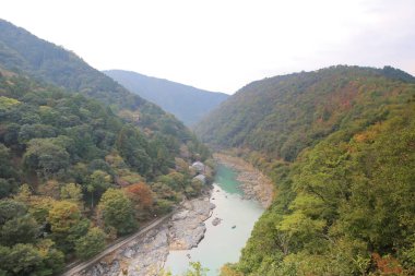 Arashiyama, Kyoto 'daki Hozukyo nehri. Japonya 2 Kasım 2013