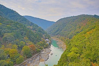 Arashiyama, Kyoto 'daki Hozukyo nehri. Japonya 2 Kasım 2013